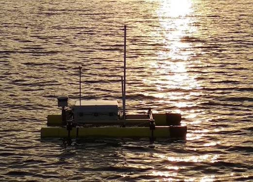 Design and control of an Autonomous Surface Vehicle to improve Link Communications
